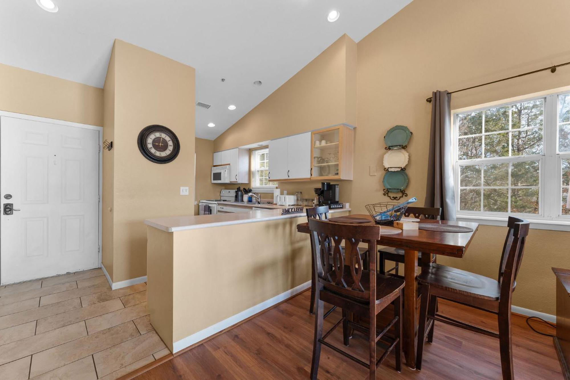 Cozy Top Floor 2Br Condo With View And Amenities!! Point Lookout Exteriör bild